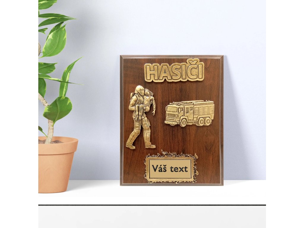 Dřevěná plaketa hasičské auto a hasič zachránce 20x15cm
