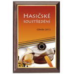 Dřevěná plaketa s hasičskou helmou, hadicí a sekerou PLP3M36