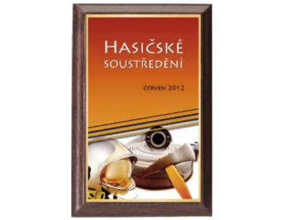 Dřevěná plaketa s hasičskou helmou, hadicí a sekerou PLP3M36