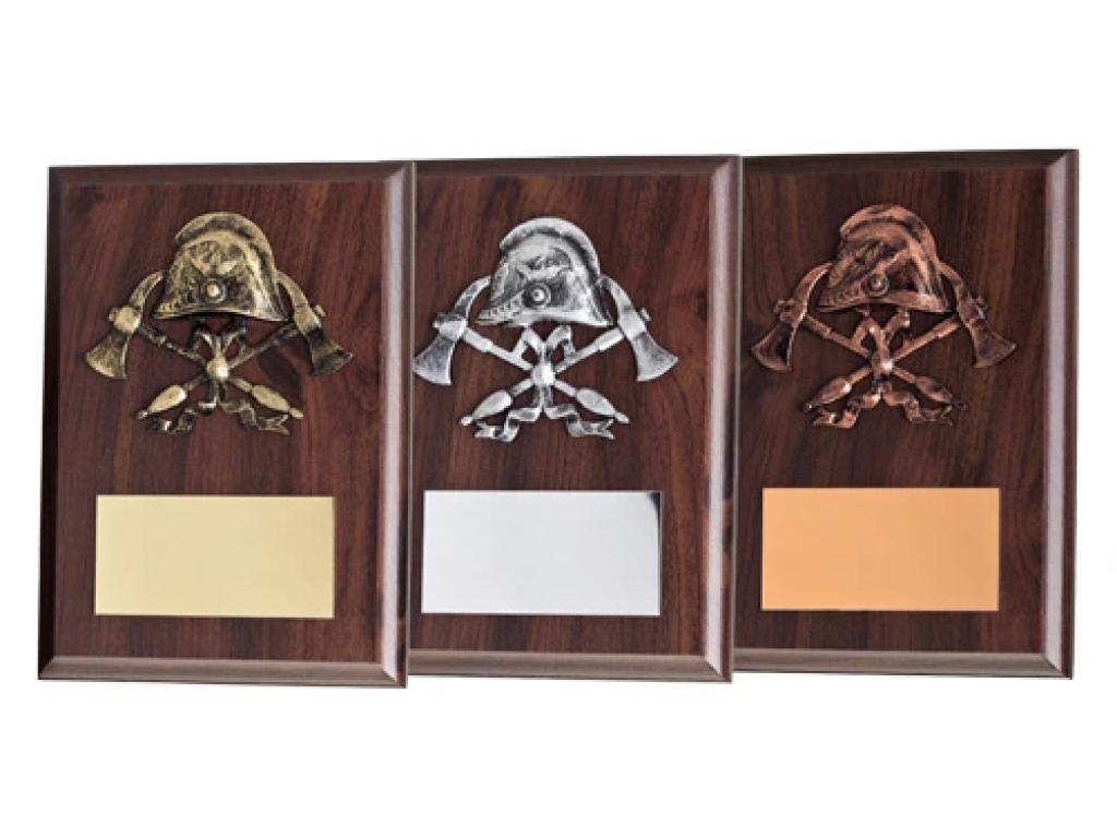 Malá dřevěná plaketa helma a sekery 17cmx12cm