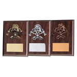 Malá dřevěná plaketa helma a sekery 17cmx12cm