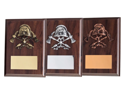 Malá dřevěná plaketa helma a sekery 17cmx12cm