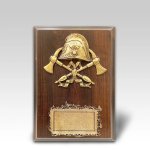 Malá dřevěná plaketa helma a sekery 17,5x12,5cm