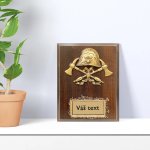 Malá dřevěná plaketa helma a sekery 17,5x12,5cm