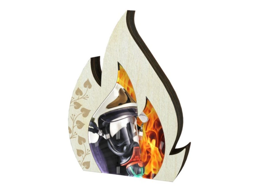 Malá dřevěná plaketa ve tvaru ohně s hasičem