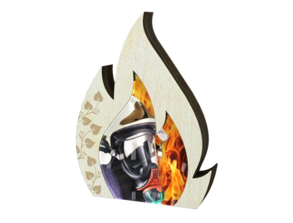 Malá dřevěná plaketa ve tvaru ohně s hasičem