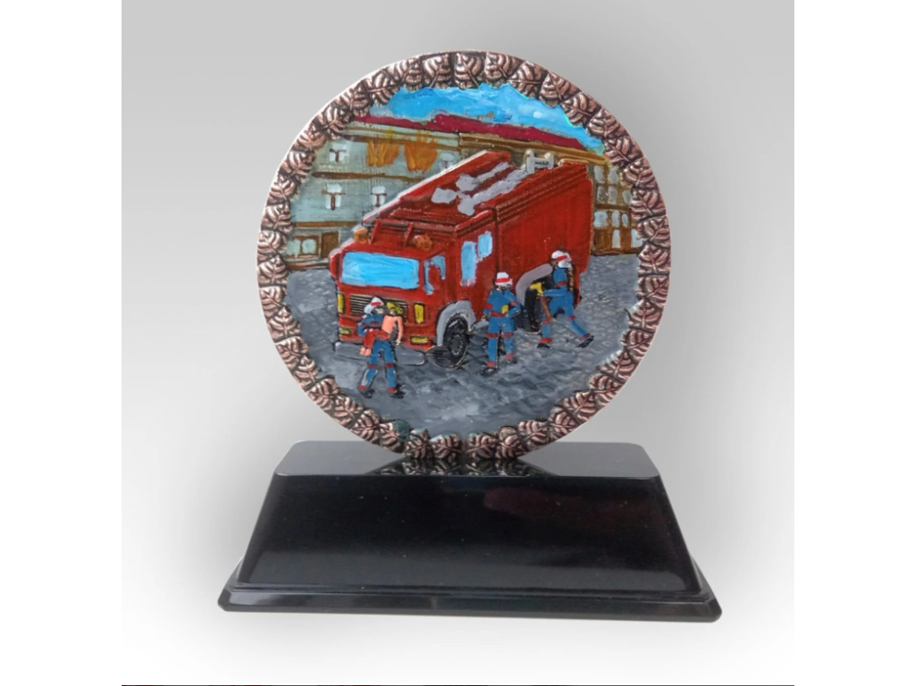 Trofej s motivem hasičů v akci