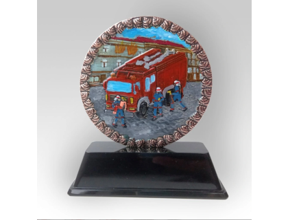 Trofej s motivem hasičů v akci