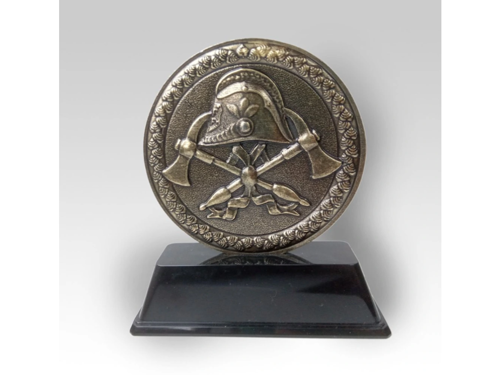 Trofej s hasičskou helmou