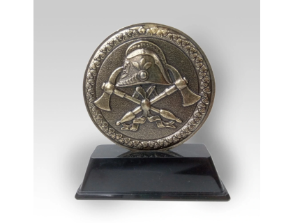 Trofej s hasičskou helmou